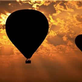 Süha Derbent：橙色天空下的剪影