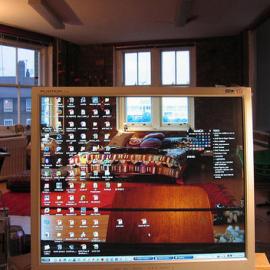 利用电脑屏幕创作的错觉摄影