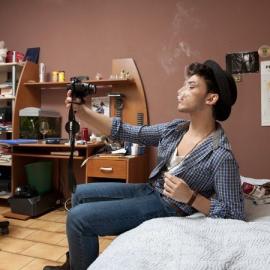 网络上的男孩女孩们！自拍幕后花絮情境呈现