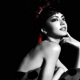 创意摄影：黑白世界的一抹红