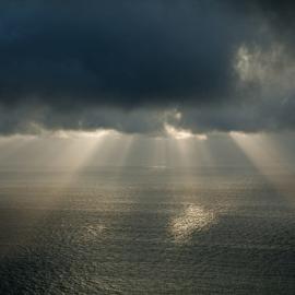 德国高清晰自然地理摄影：透过黑云的一缕阳光