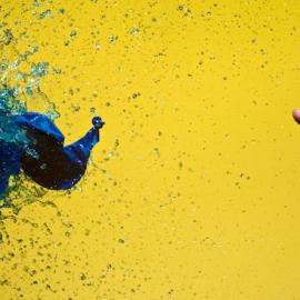 英国摄影师捕捉水气球爆裂精彩瞬间