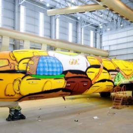 os gemeos 为巴西足球队的FIFA世界杯全球之旅在一架波音737上涂鸦