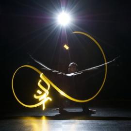 行动艺术与笔迹光影绘画的结合