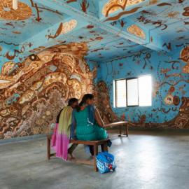 yusuke asai 为马哈拉施特拉邦的一座教室创作了泥绘壁画