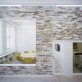 办公空间里的杂志墙