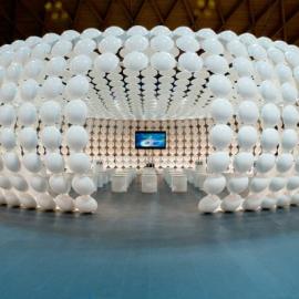 “乒乓球”外观的建筑 意大利设计师的临时展馆