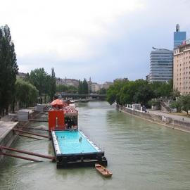 水上漂浮的游泳池