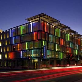 第一个使用LEED照明的停车库