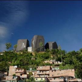 大开眼界!山顶的黑色巨石图书馆