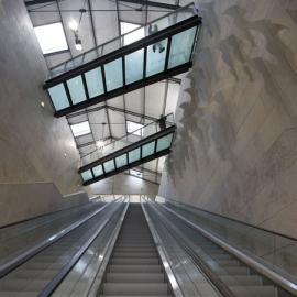 百老汇和火车站的过道乘梯广场设计