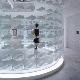 Torafu设计的耐克空军一号鞋店