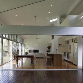 澳大利亚溪谷里的小屋