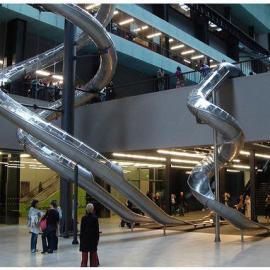 泰德现代博物馆(Tate Modern)的滑梯