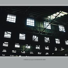 废弃工厂的光与影