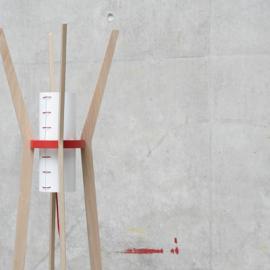 Guillermo Alcayna设计的落地灯衣帽架一体家具Clover