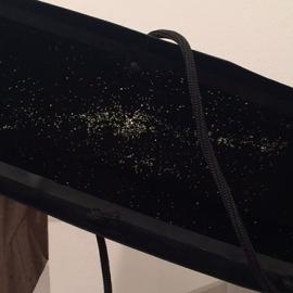 用纸质购物袋创建的星空雕塑