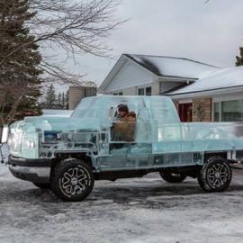 用冰块垒建的皮卡