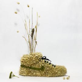 用花制作活着的耐克运动鞋