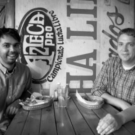 Facet Pyramid简洁的金字塔iPad支架