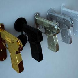 没胆量拿枪，摸摸门把手也好