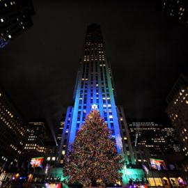 纽约点亮洛克菲勒中心圣诞树