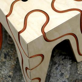 用线串接的板凳（Yoav Reches）