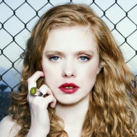 Hafsteinn Juliusson设计的绿色戒指