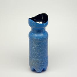 废弃饮料瓶变身艺术品