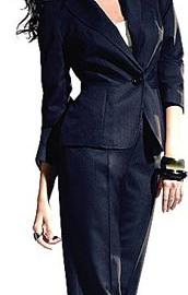 英国推出50个废塑料瓶做的垃圾时装