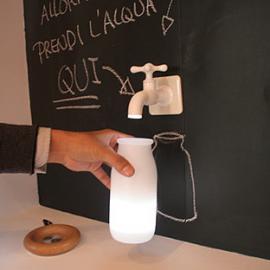 流淌光明的水龙头和灌装光明的瓶子