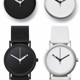 黑白色调的钟表