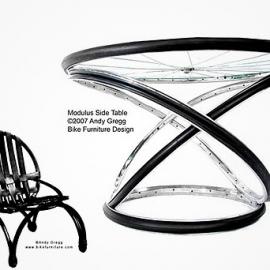 旧自行车轮子和后现代家居