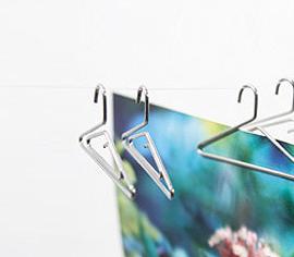 PhotoHanger. +d工作室:回形针晾衣架