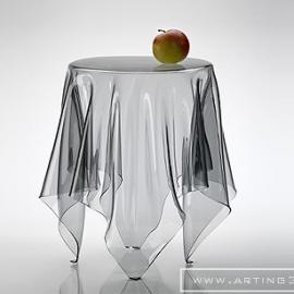 Illusion Table. 四脚站立的桌布