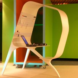 隔离空间的办公桌