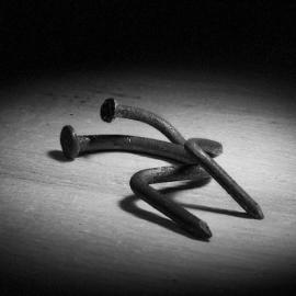 别出新裁的创作：跳舞的钉子