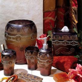 色彩绚丽的一组陶瓷器具