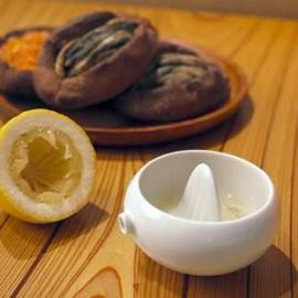 简单实用的柠檬榨汁机