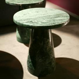 新颖-绿色大理石做成的桌子