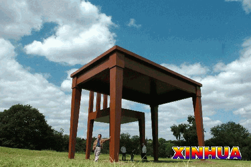 组图：意大利雕刻家雕刻巨型桌椅