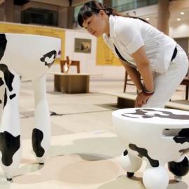 第12届全国家具展上吸人眼球的－“奶牛凳”