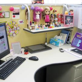 一个玩具狂热者的办公桌！