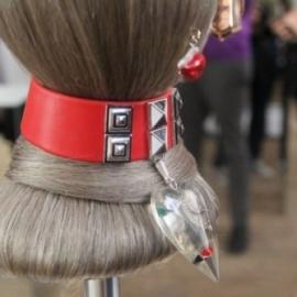 假发和华丽的珠宝散发的趣味性