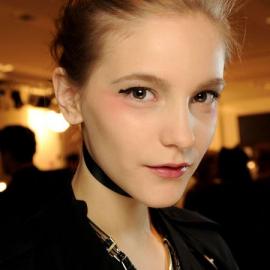 俏皮的上扬黑眼线：Chanel2011春夏高级定制妆容