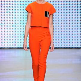 橙色服装风暴在巴黎