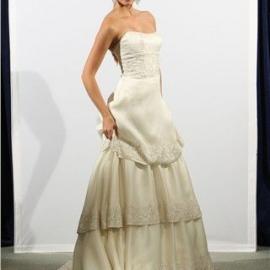 2010 婚纱时装发布：Anne Barge