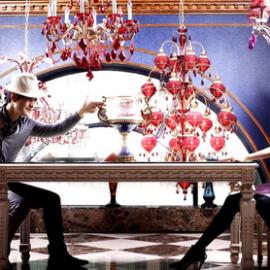 时装大片：华丽转身回到中世纪城堡