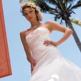 Marylise的简洁婚纱跳跃清纯气息