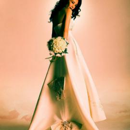 孔维婚纱礼服写真曝光 一笑百魅生